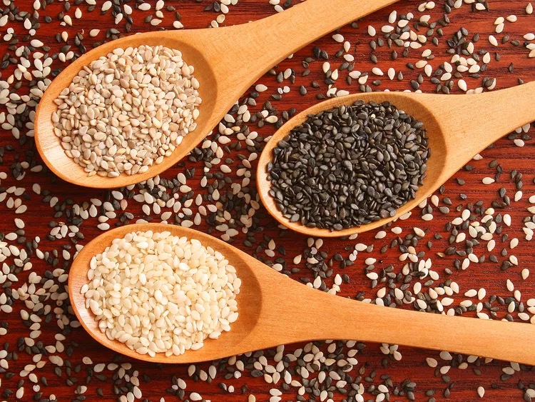 Hulled Sesame Seeds and Raisins